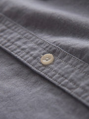 製品画像: パッチワークデザインが施されたオックスフォードシャツの正面全体展示。
詳細画像: パッチワークのディテール、縫い目や素材感を強調したクローズアップ。