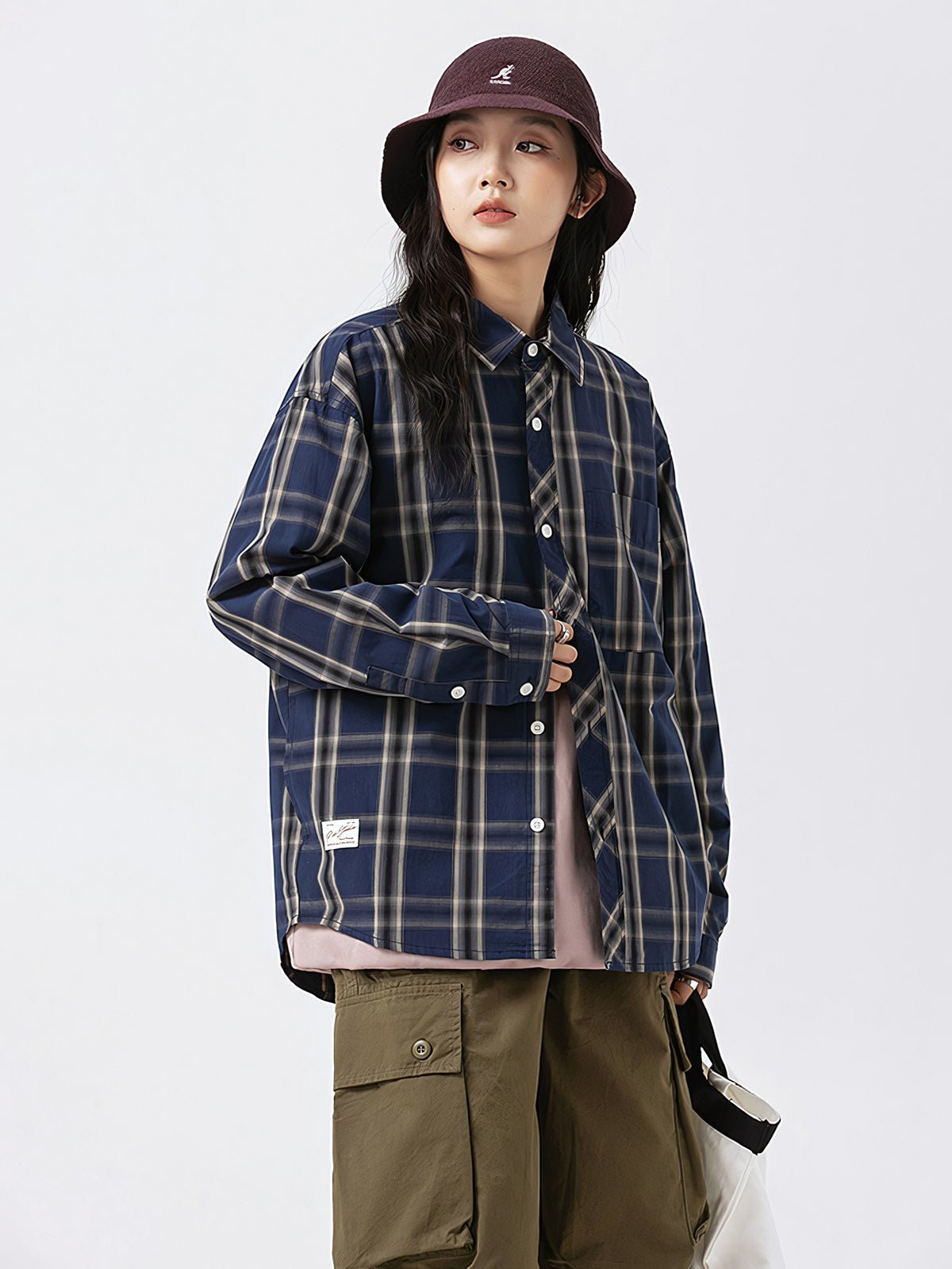 モデル画像: クラシックチェックワークシャツを着用したモデルのスタイリング画像