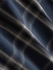 詳細画像: シャツのディテールとポケットのデザインを示すクローズアップ画像