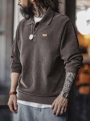 モデルが着用するインクグリーンのシェニールポロシャツ