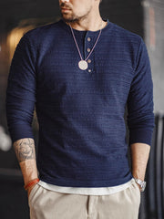 モデル画像: デニムヘンリーネックシャツのヴィンテージスタイル展示