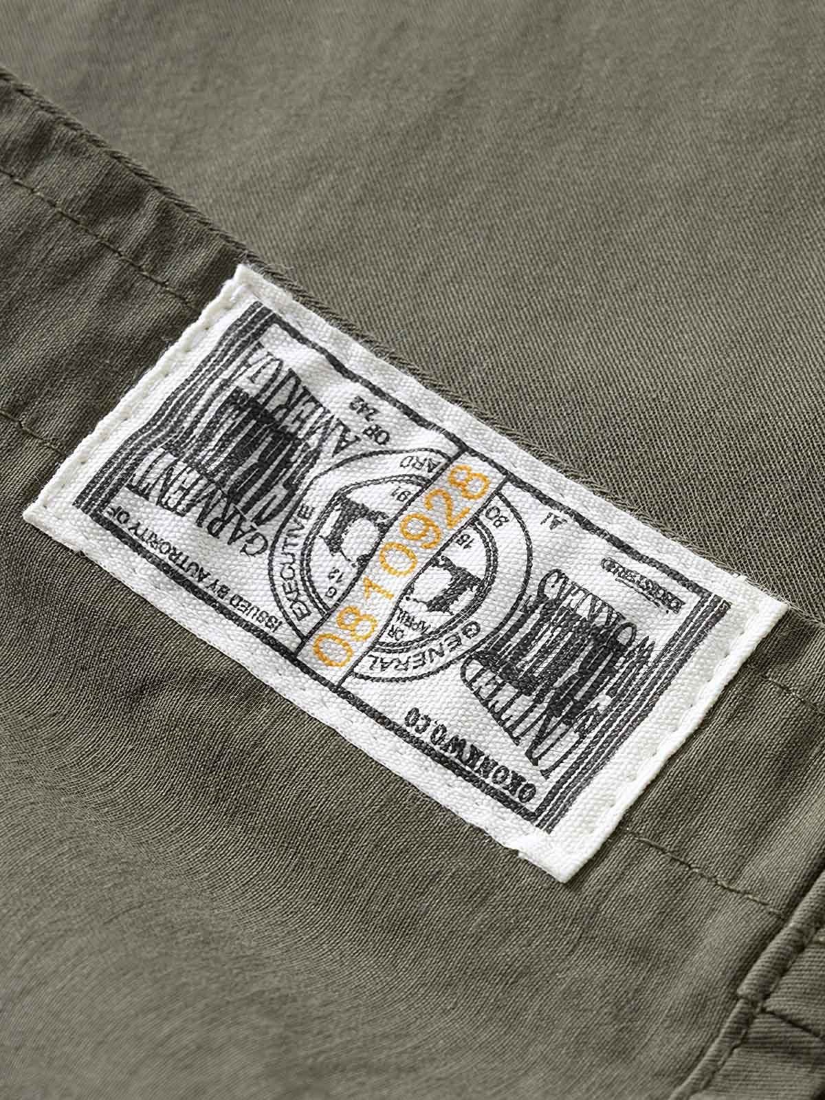 エンジニア半袖シャツのツイルコットンとヴィンテージボタンのクローズアップ。