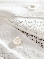 製品画像: オープンカラー透かし編みカーディガンの正面展示
詳細画像: 透かし編みのディテールとオープンカラーのデザイン展示