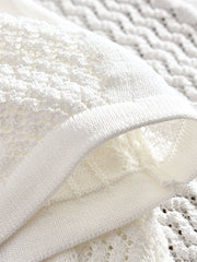 製品画像: オープンカラー透かし編みカーディガンの正面展示
詳細画像: 透かし編みのディテールとオープンカラーのデザイン展示