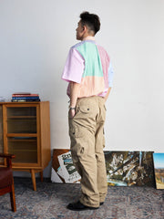 モデルがカラーブロックシャツを着用し、日常のカジュアルながらスタイリッシュな装いを披露しています。