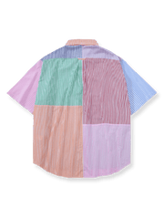 カラーブロックデザインのボタンダウンショートスリーブシャツ全体を展示し、そのユニークなスタイルと色使いが強調されています。