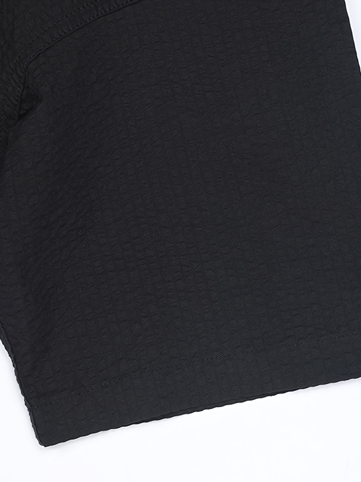 シャツの胸ポケットとコントラストカラーの補強ステッチのクローズアップ