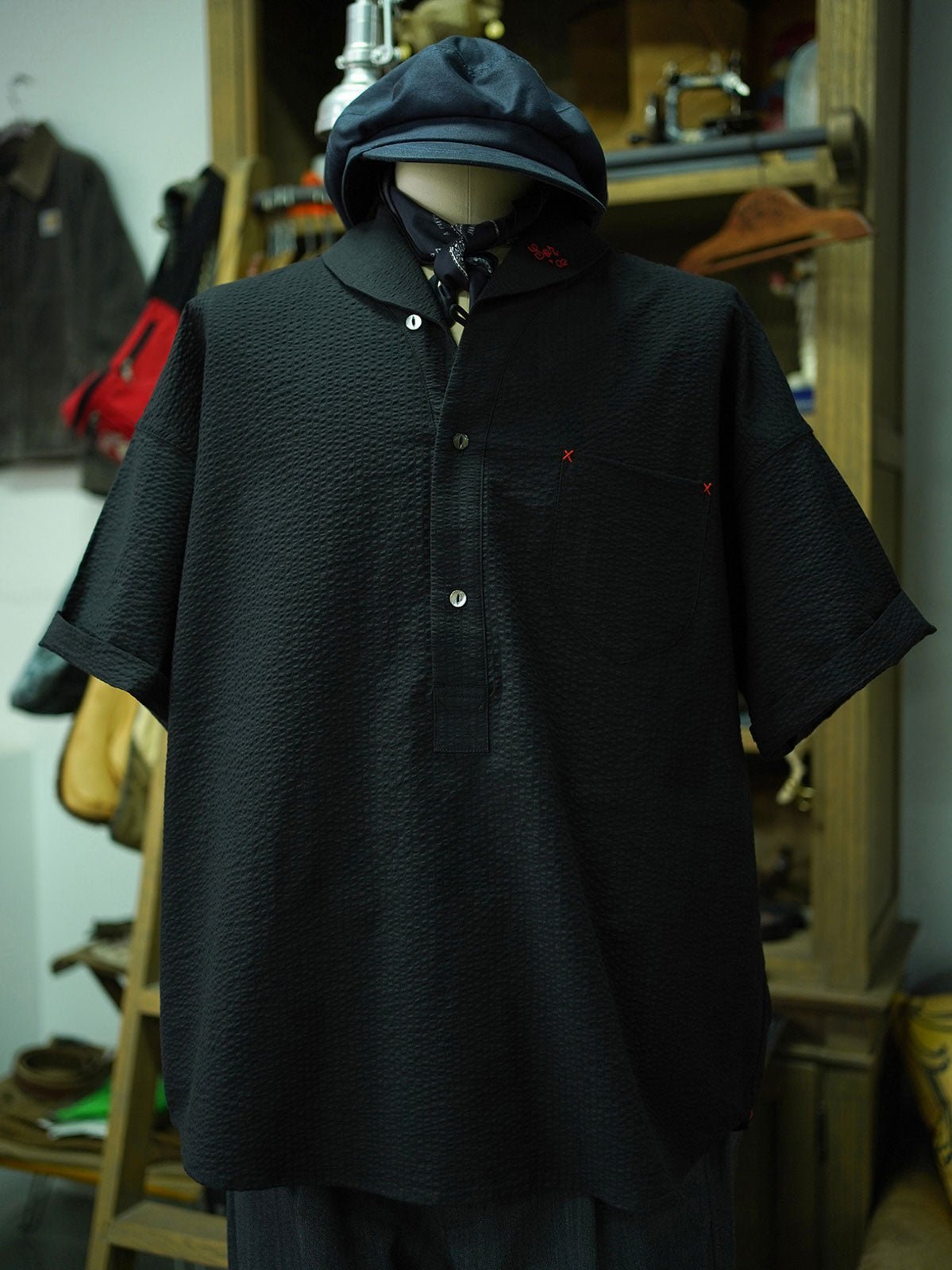 シャツの胸ポケットとコントラストカラーの補強ステッチのクローズアップ