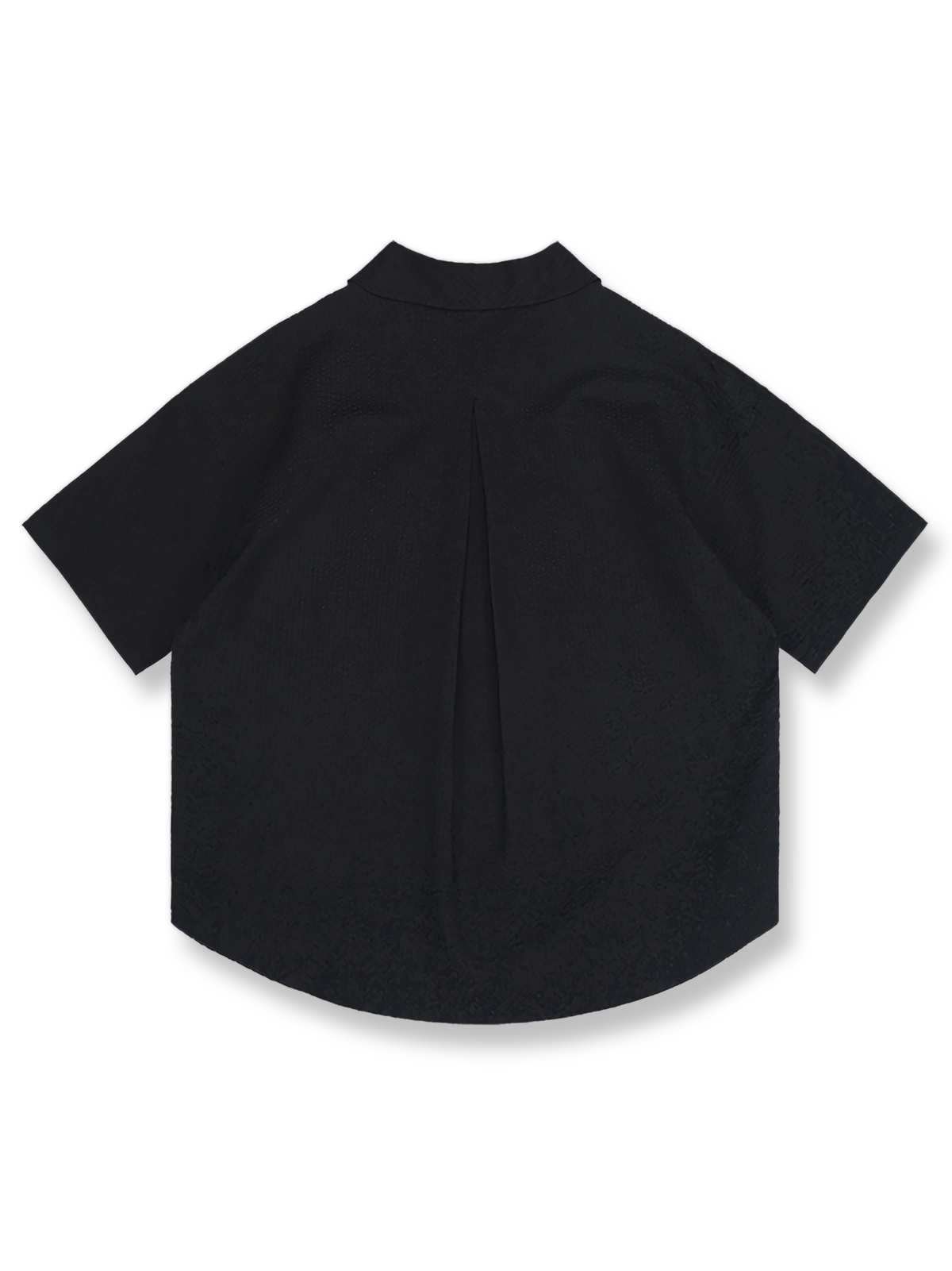 クラシックなクルーネックプルオーバーシャツの全体図