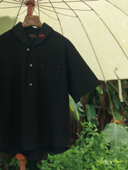 シャツの胸ポケットとコントラストカラーの補強ステッチのクローズアップ