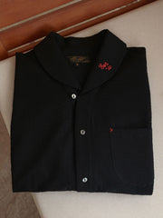 シャツの胸ポケットとコントラストカラーの補強ステッチのクローズアップ