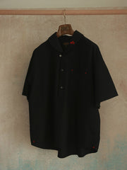 シャツの胸ポケットとコントラストカラーの補強ステッチのクローズアップ