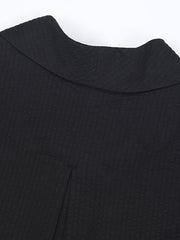 シャツの胸ポケットとコントラストカラーの補強ステッチのクローズアップ