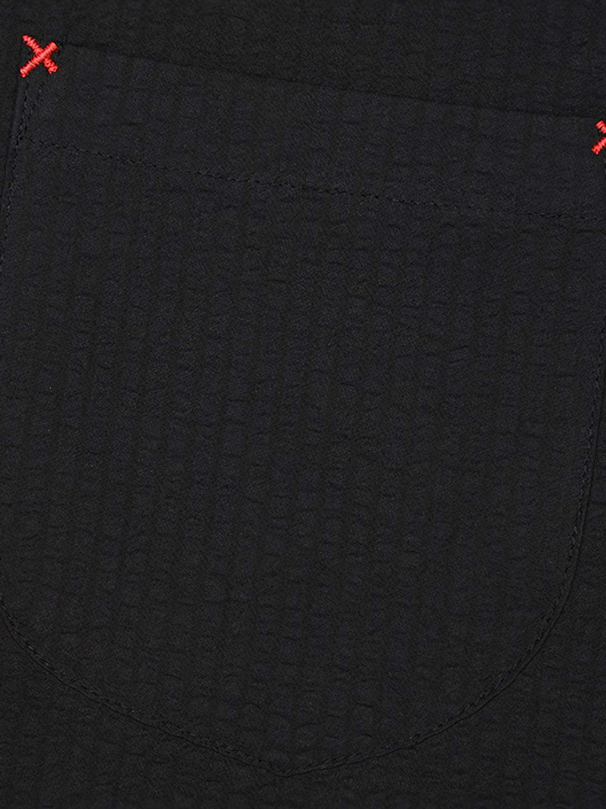 シャツの胸ポケットとコントラストカラーの補強ステッチのクローズアップ