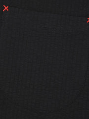 シャツの胸ポケットとコントラストカラーの補強ステッチのクローズアップ