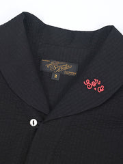 シャツの胸ポケットとコントラストカラーの補強ステッチのクローズアップ