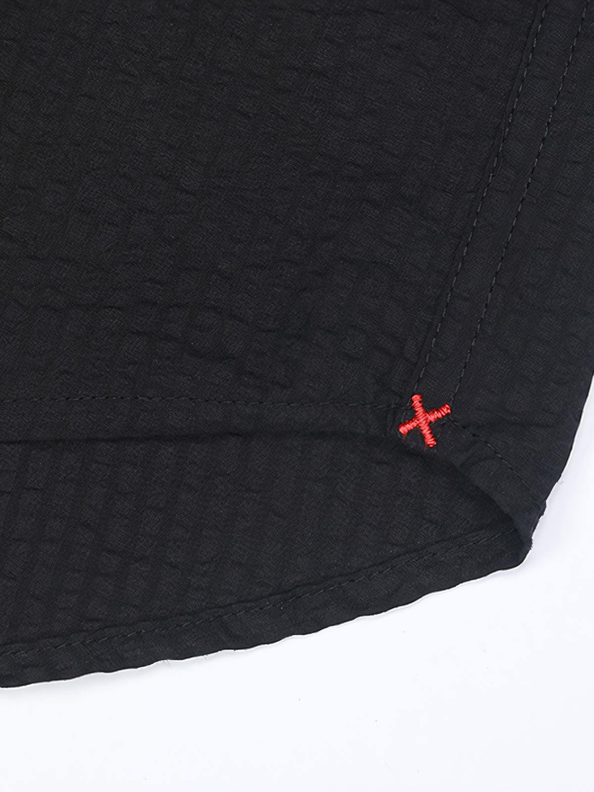 シャツの胸ポケットとコントラストカラーの補強ステッチのクローズアップ