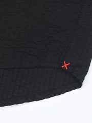 シャツの胸ポケットとコントラストカラーの補強ステッチのクローズアップ