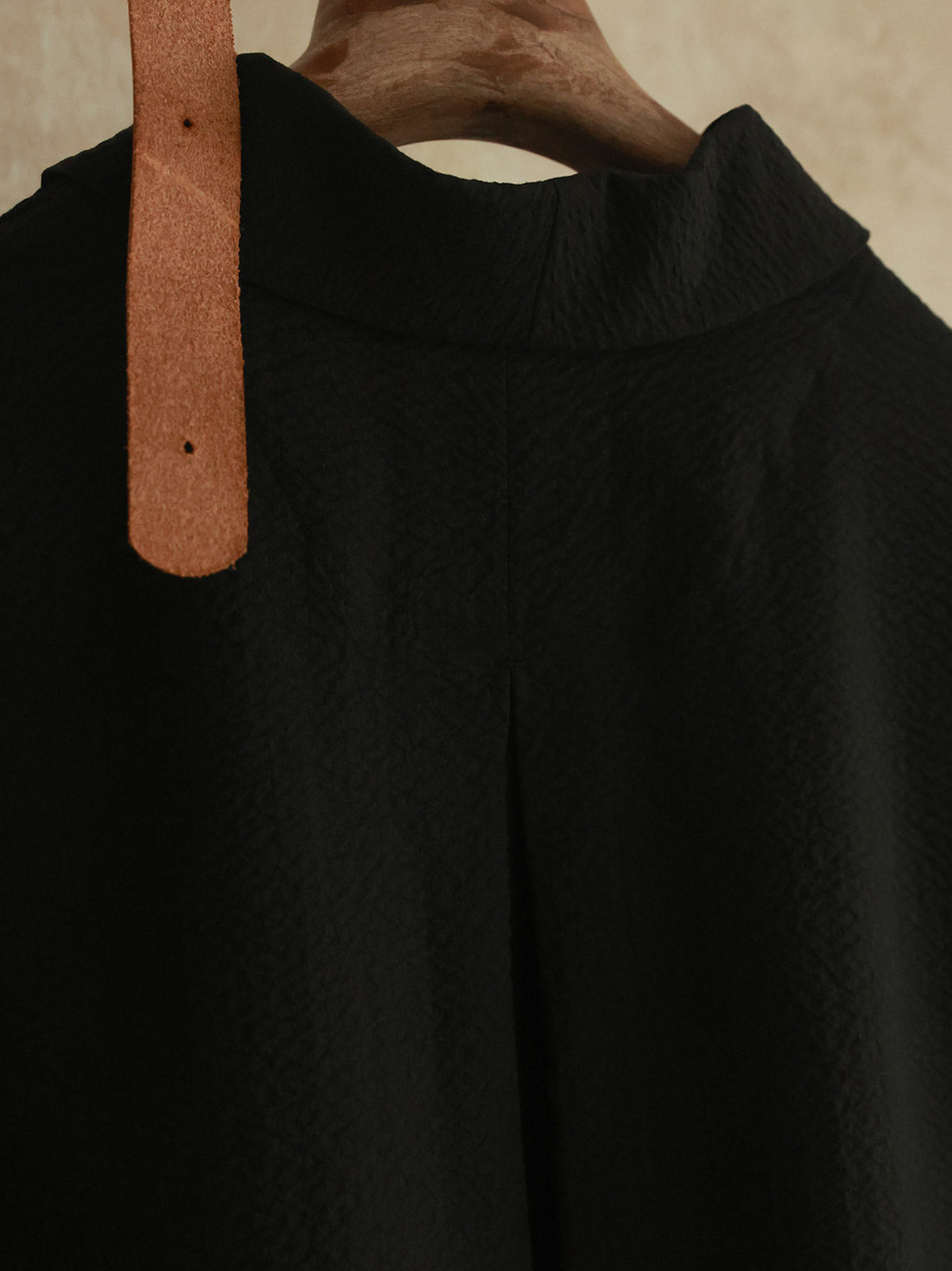 シャツの胸ポケットとコントラストカラーの補強ステッチのクローズアップ