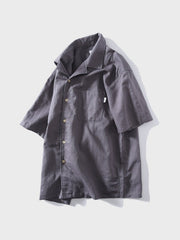 グレーのキューバカラーリネン半袖シャツ、ミニマリスティックなデザイン。