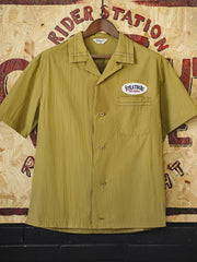 シャツのウォッシュ加工によるヴィンテージ感のクローズアップ