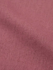 シングルボタンとダブルポケットの詳細が特徴的な半袖シャツのクローズアップ。