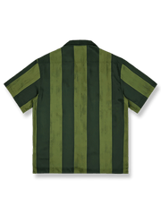 サッカー刺繍入りハワイアンシャツの正面全体像、緑色のストライプデザインを展示。