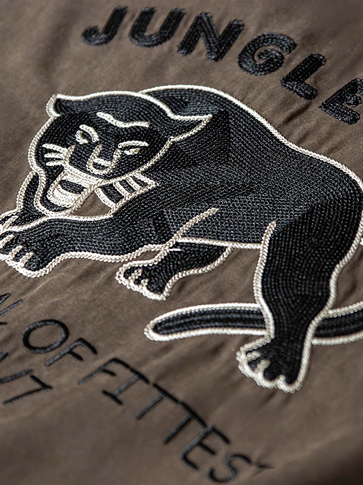 詳細画像:シャツのブラックパンサー刺繍ディテール図