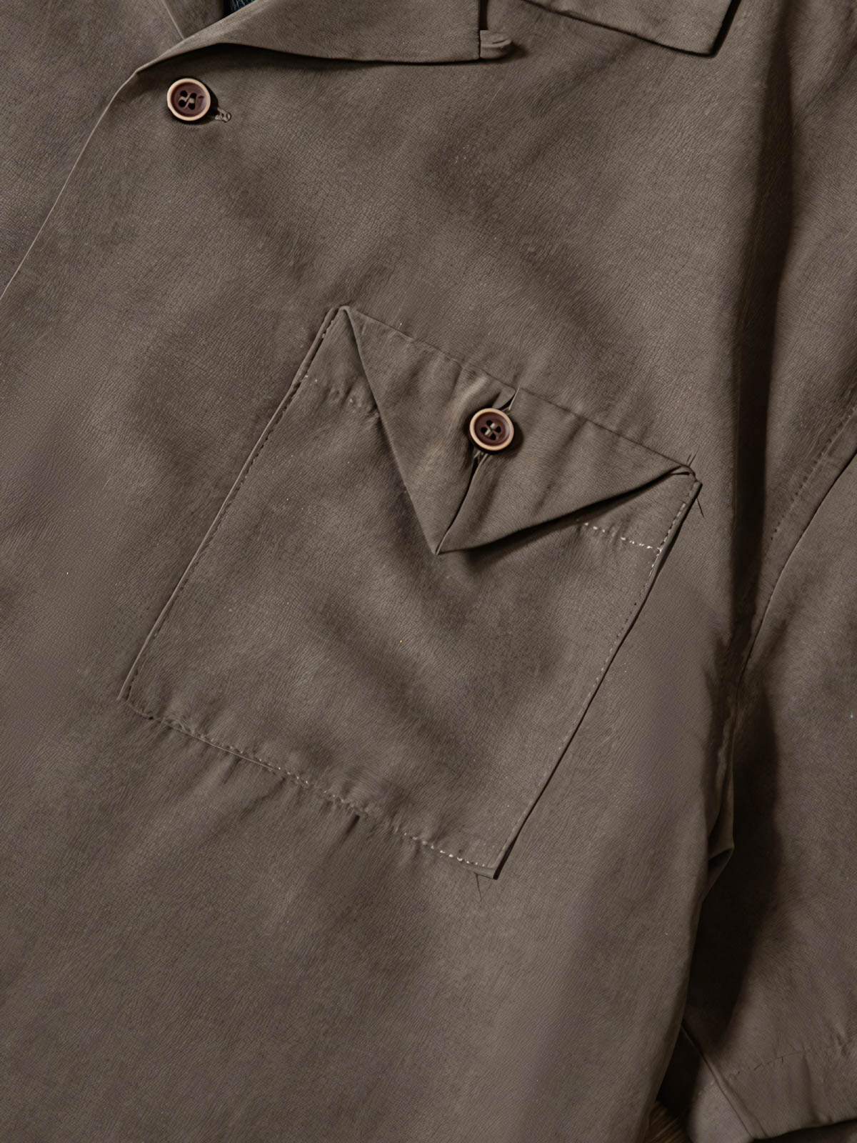 詳細画像:シャツのブラックパンサー刺繍ディテール図