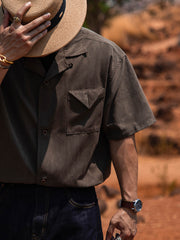 モデル画像:モデルがジャングルの法則ブラックパンサー刺繍キューバシャツを着用した図