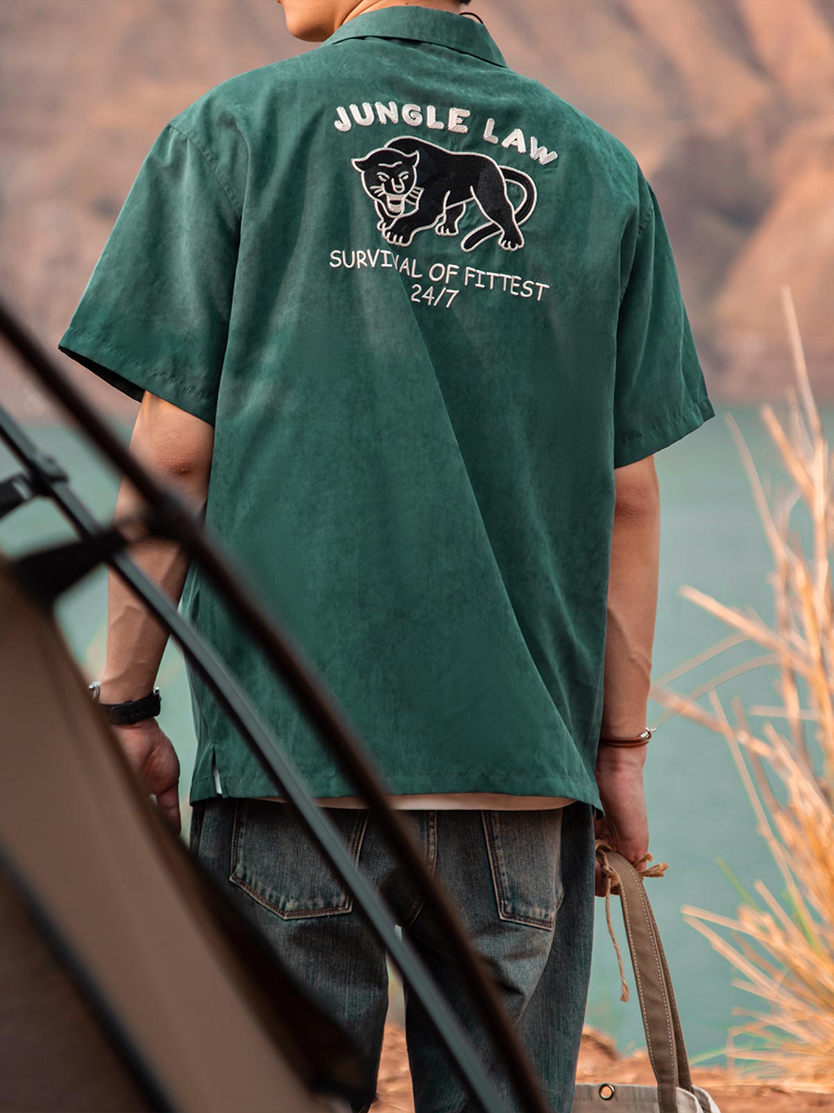 モデル画像:モデルがジャングルの法則ブラックパンサー刺繍キューバシャツを着用した図