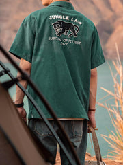 モデル画像:モデルがジャングルの法則ブラックパンサー刺繍キューバシャツを着用した図