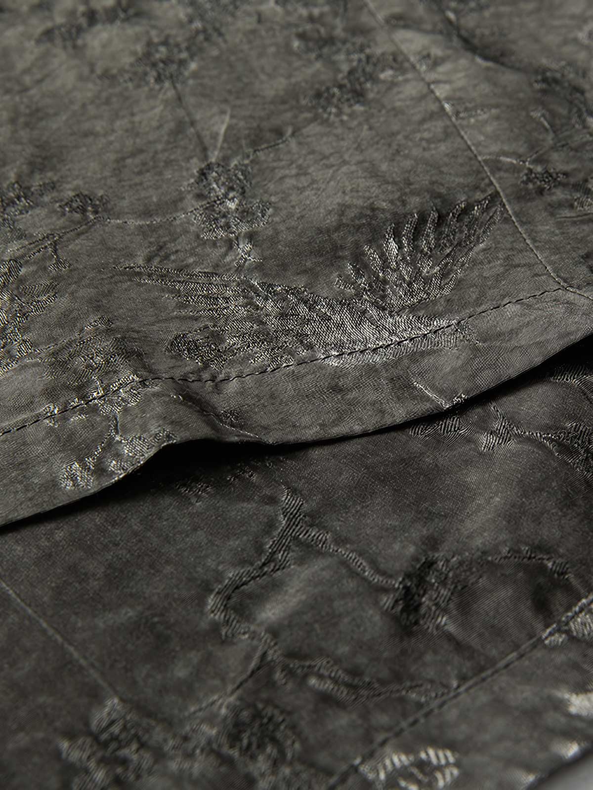 生地のディテールと襟のデザイン