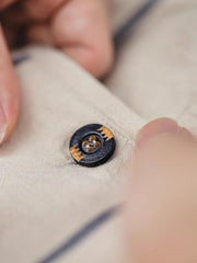 詳細画像:パンツの縦ストライプとウエストのドローコードディテール図