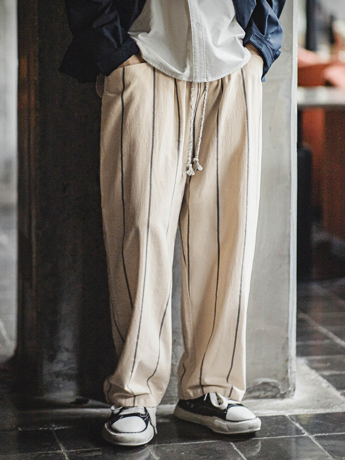 モデル画像:モデルがクラシック縦ストライプバルーンパンツを着用した図