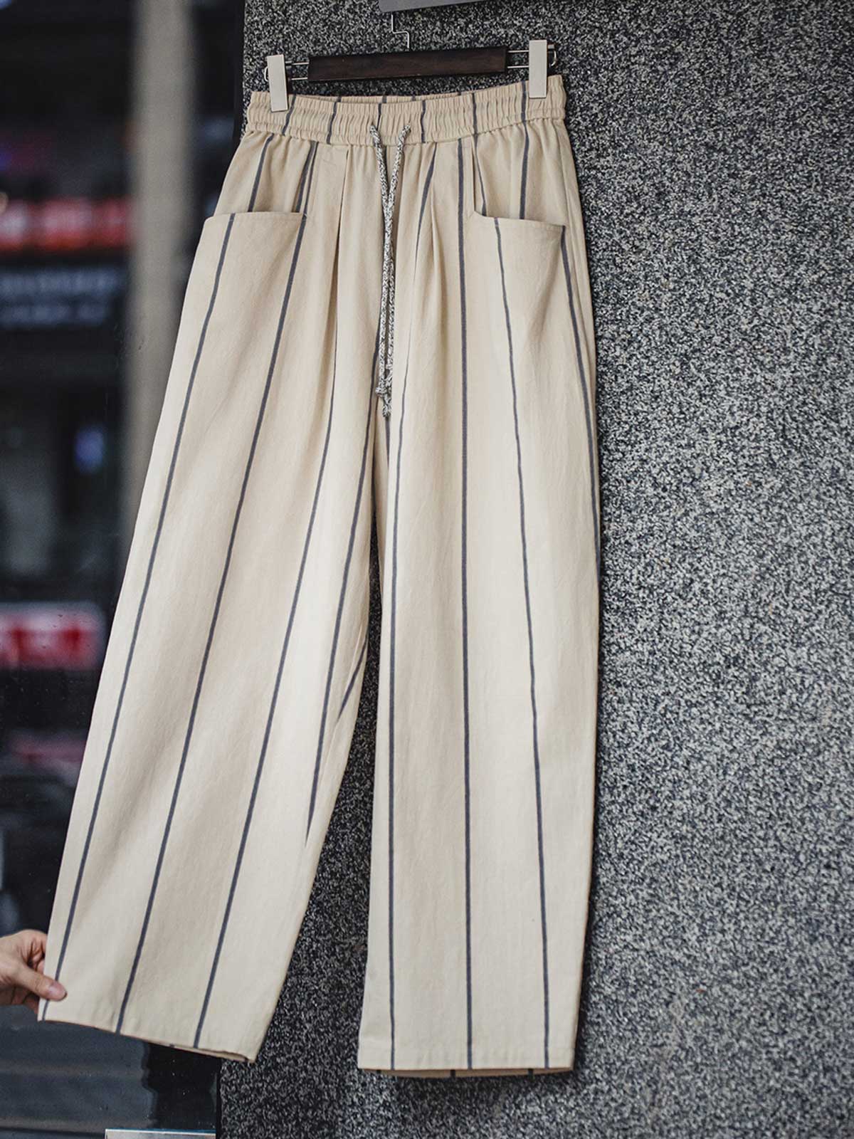 詳細画像:パンツの縦ストライプとウエストのドローコードディテール図
