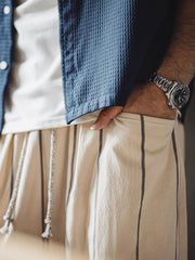 モデル画像:モデルがクラシック縦ストライプバルーンパンツを着用した図