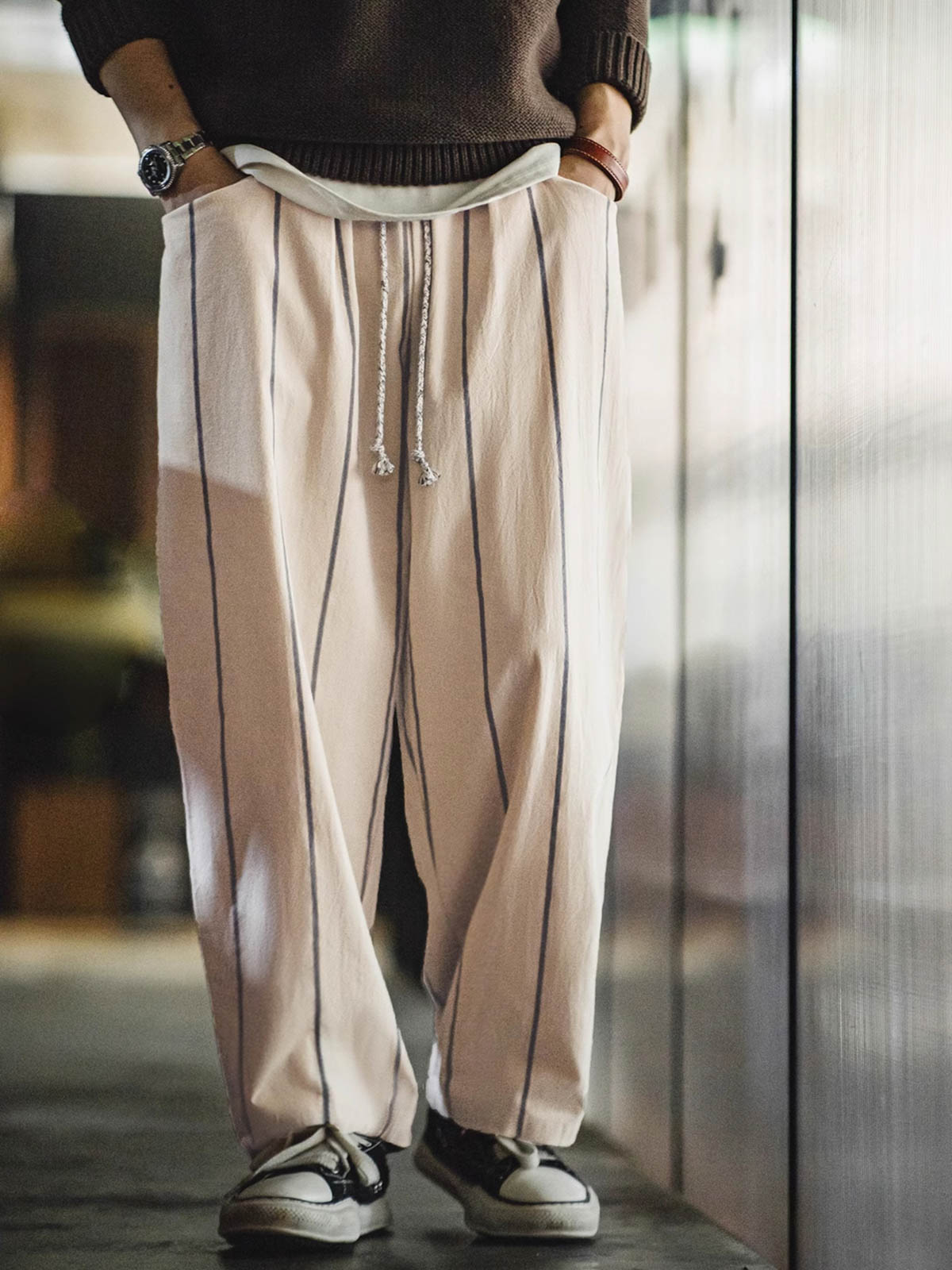 モデル画像:モデルがクラシック縦ストライプバルーンパンツを着用した図