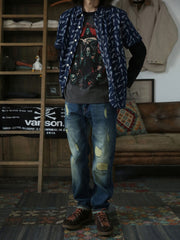 モデル画像: モデルが着用するインディゴギターパターンのアメリカンレトロワークシャツ展示図