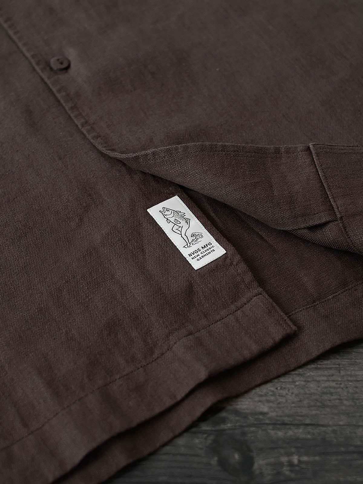 スラックスの高ウエストデザインとディテール