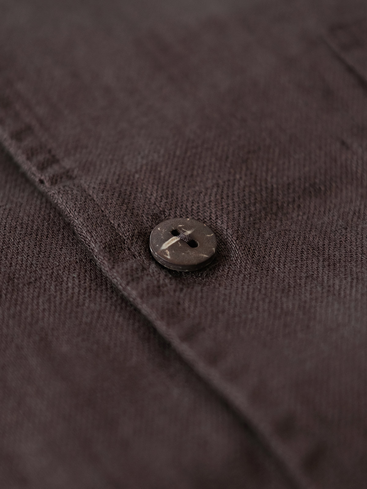 スラックスの高ウエストデザインとディテール