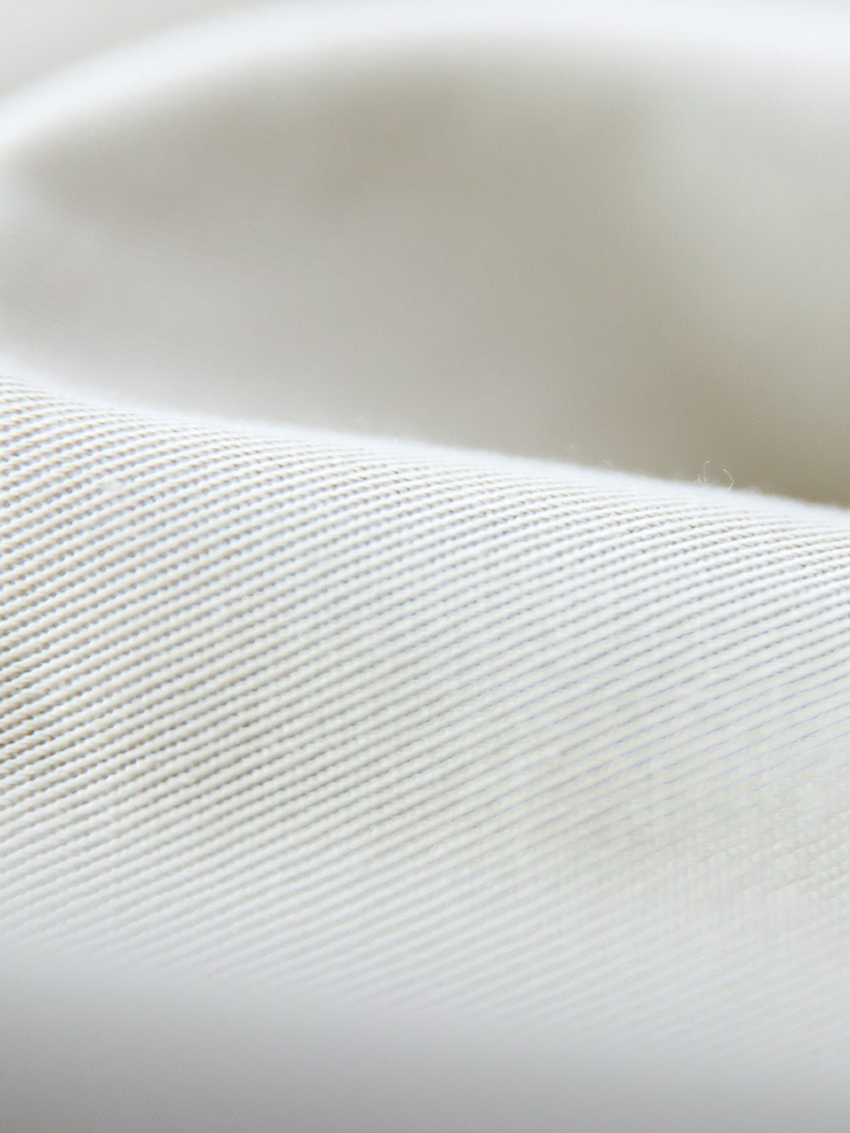 モデルが着用するコットンスポーツショートパンツの展示図四つのポケットデザインの詳細図