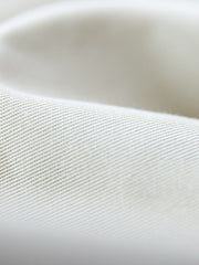 モデルが着用するコットンスポーツショートパンツの展示図四つのポケットデザインの詳細図