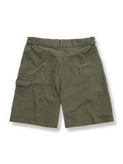 ウォッシュド多ポケットカーゴハーフパンツの正面図、細やかなテクスチャーと多ポケットデザインを示す