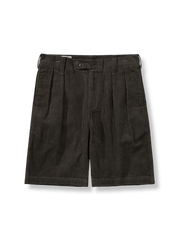 様々な色のメンズコーデュロイショーツを展示し、そのレトロスタイルとディテールデザインを強調。