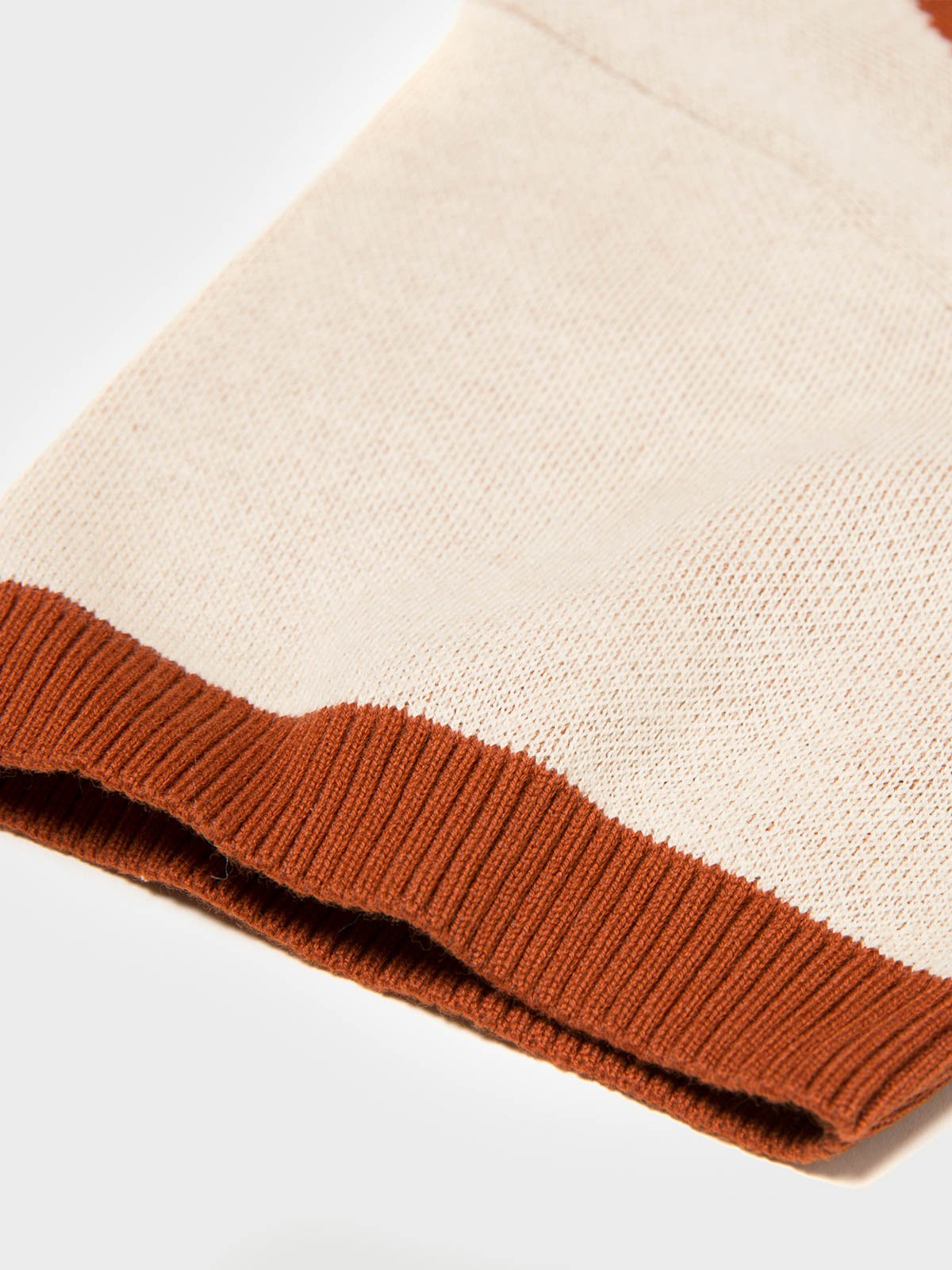 独特なツートーン糸デザインを用いたウェスタンカウボーイニット半袖シャツのクローズアップ。