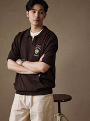 モデルがアメリカンカジュアルのポロシャツを着用し、カーキ色のショートパンツとコーディネート。