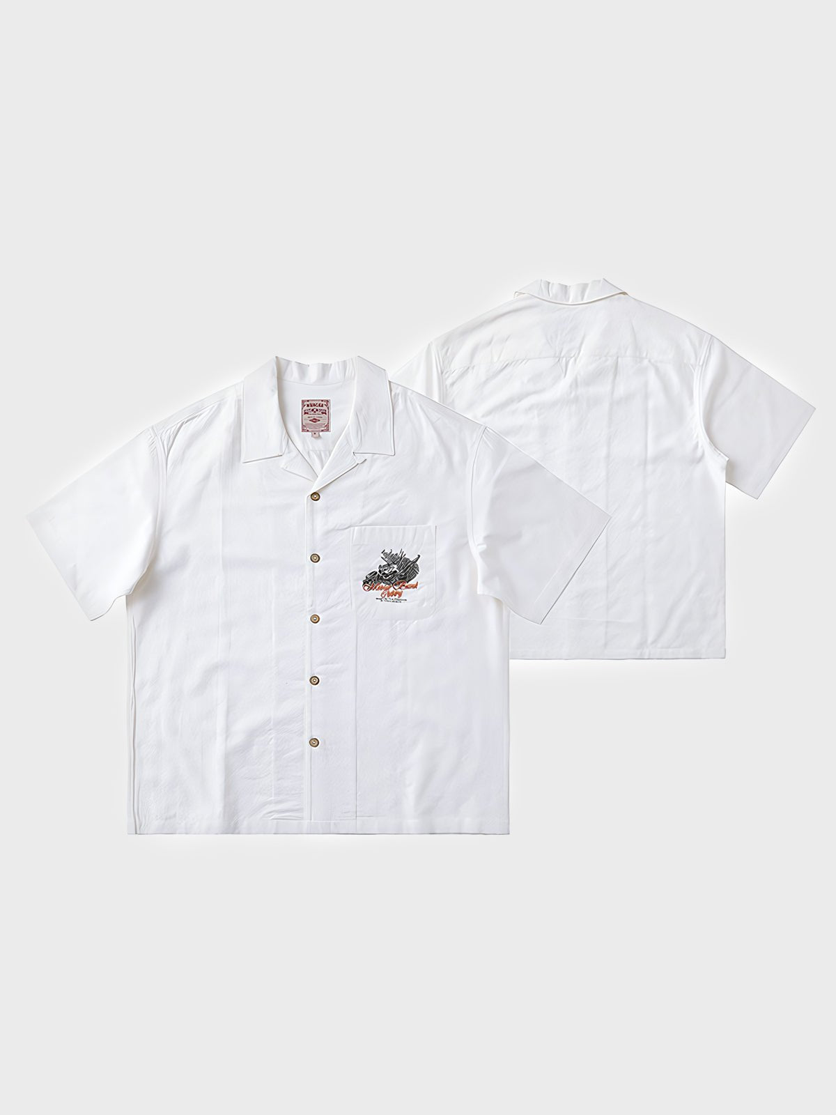 スカルとドラゴン刺繍が施された半袖キューバンスタイルシャツ。