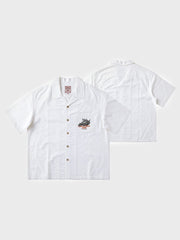 スカルとドラゴン刺繍が施された半袖キューバンスタイルシャツ。