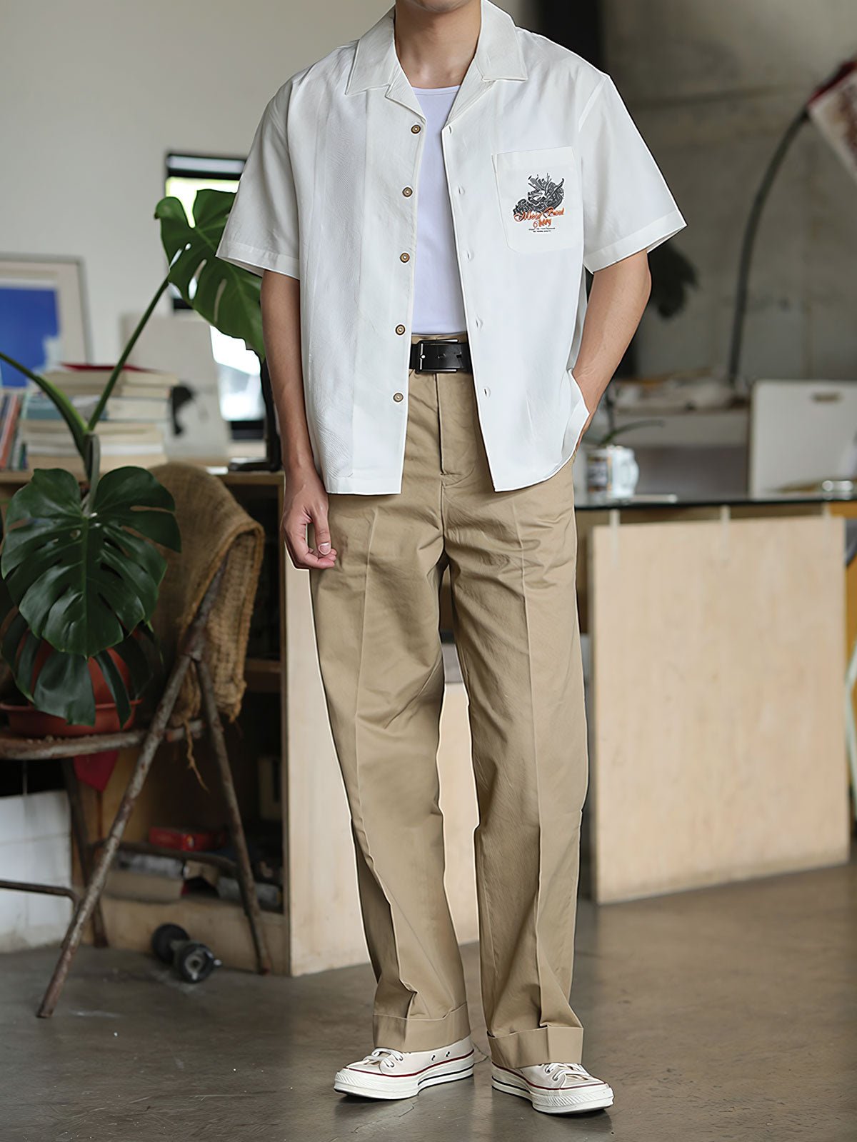 モデルがリネンパンツと合わせて着用するスカルドラゴン刺繍キューバンシャツ。